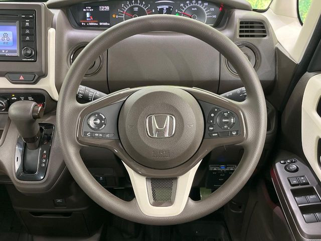 �C���e���A�ɍ��킹���f�U�C���̃X�e�A�����O�́A�^�]�������̂��Ƃ��l���A�^�]���₷���`��A�傫���ł��B�����x�A���ۂɐG���Ă��m���߂��������B