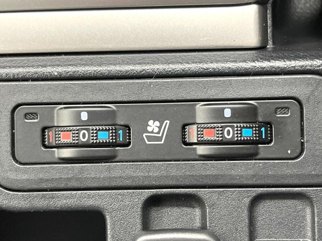 【シートベンチレーション】夏場は涼しい風でお尻や背中の熱やムレを防ぎ、冬はエアコンよりも早く温まってポカポカに!レザーシートにうれしい装備で、季節を問わず快適に過ごせます。