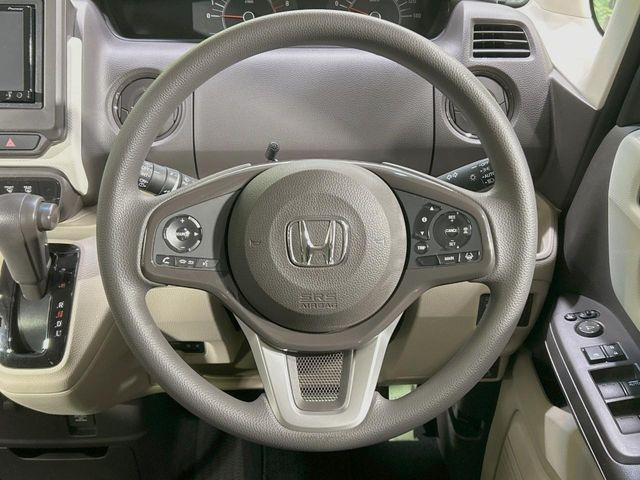 �C���e���A�ɍ��킹���f�U�C���̃X�e�A�����O�́A�^�]�������̂��Ƃ��l���A�^�]���₷���`��A�傫���ł��B�����x�A���ۂɐG���Ă��m���߂��������B