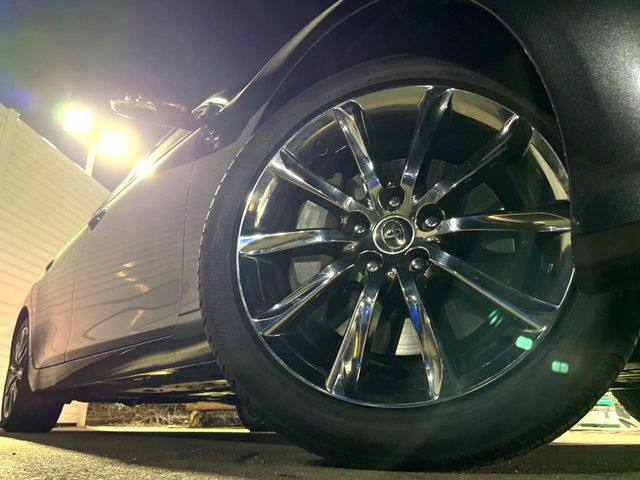 �y����18�C���`�A���~�z�C�[���z�O�ςɃ}�b�`���������A���~�z�C�[���𑕒����Ă���܂��B�e��ЊO�A���~�z�C�[����A�X�^�b�h���X�^�C�����戵�����Ă���܂��B���񂲑��k����������