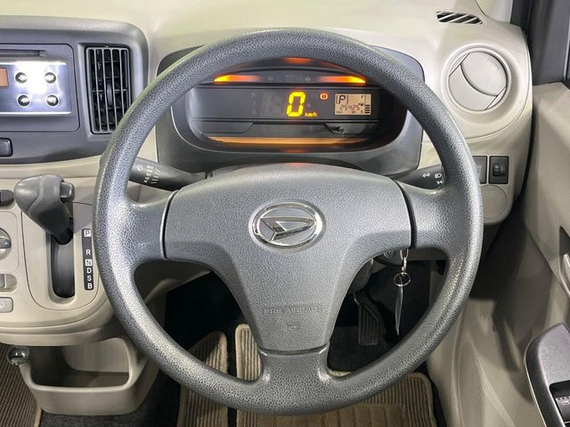 �C���e���A�ɍ��킹���f�U�C���̃X�e�A�����O�́A�^�]�������̂��Ƃ��l���A�^�]���₷���`��A�傫���ł��B�����x�A���ۂɐG���Ă��m���߂��������B