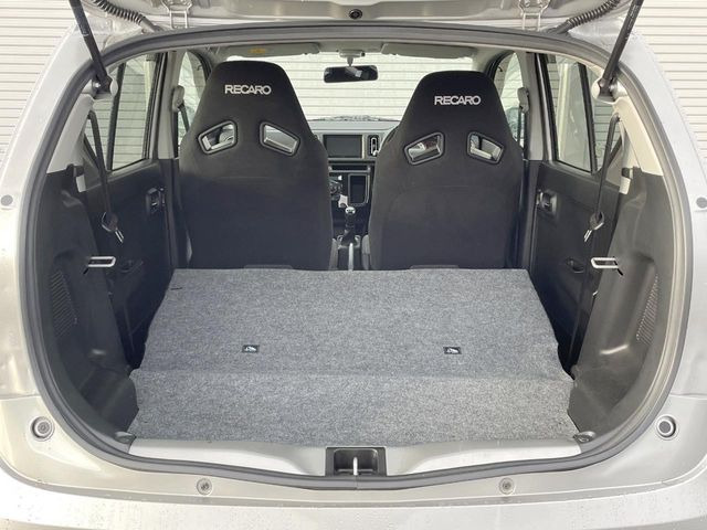 ���i�̂���������ʋ΁A���}���ɏ\���ȉ׎��X�y�[�X���m�ۂ��Ă���܂��B�Z�J���h�V�[�g��|���ƁA�傫�ȉו��̐ύڂ��\�ł���