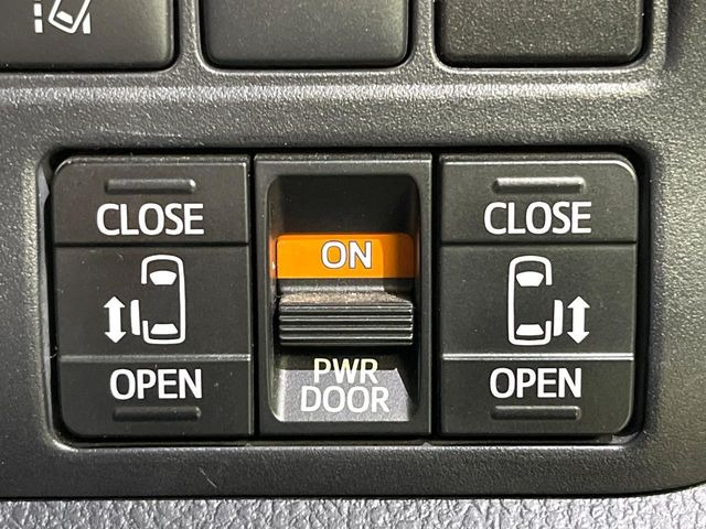 【両側パワースライドドア】スマートキーや運転席のスイッチで後席両側スライドドアの開閉が可能♪電動だから力を入れてドアを開ける必要が無く、小さなお子様でも簡単に開け閉めでき快適です♪