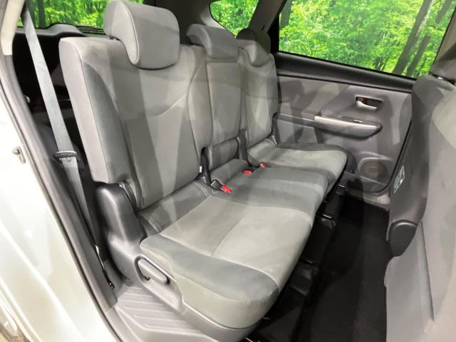 後部座席も気になるようなキズ・汚れやへたり等、大きなダメージはなく、良好な状態です。