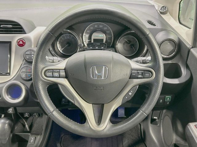 �y�����v�����X�e�A�����O�z�㎿�Ȋv���g�p���邱�ƂŁA��ɂ����������݂ƂĂ��^�]���₷���n���h���ł���