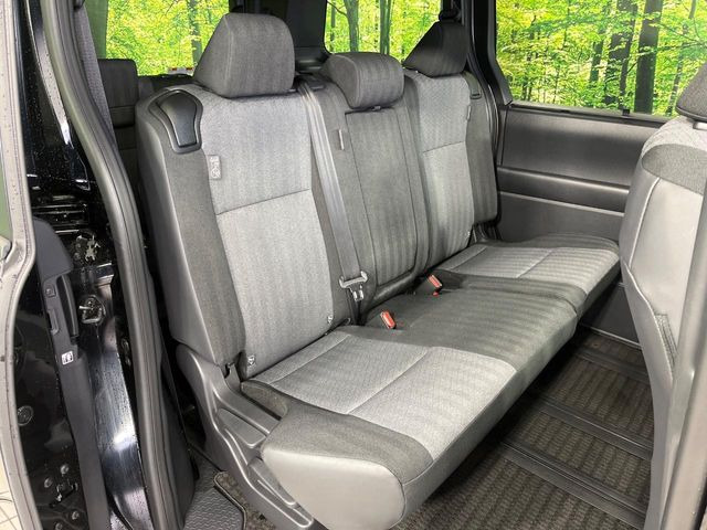 後部座席も気になるようなキズ・汚れやへたり等、大きなダメージはなく、良好な状態です。