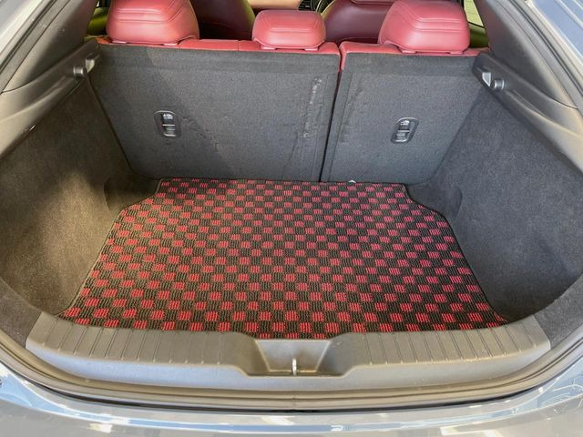 ���i�̂���������ʋ΁A���}���ɏ\���ȉ׎��X�y�[�X���m�ۂ��Ă���܂��B