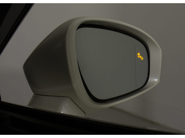 BSM(ブラインドスポットモニタ)!隣の車線を走る車両をレーダーで検知し、ドアミラーでは確認しにくい後側方エリアに存在する車両に加えて、急接近してくる車両も検知します。