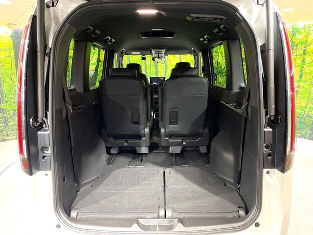 ���i�̂���������ʋ΁A���}���ɏ\���ȉ׎��X�y�[�X���m�ۂ��Ă���܂��B�Z�J���h�V�[�g��|���ƁA�傫�ȉו��̐ύڂ��\�ł���