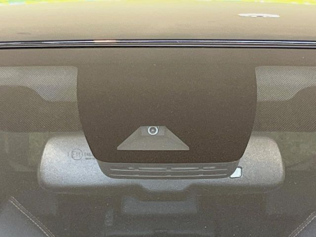 【トヨタセーフティセンス】走行中に前方の車両等を認識し、衝突しそうな時は警報とブレーキで衝突回避と被害軽減をアシスト。より安全にドライブをお楽しみいただけます。