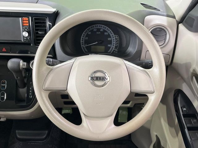�C���e���A�ɍ��킹���f�U�C���̃X�e�A�����O�́A�^�]�������̂��Ƃ��l���A�^�]���₷���`��A�傫���ł��B�����x�A���ۂɐG���Ă��m���߂��������B