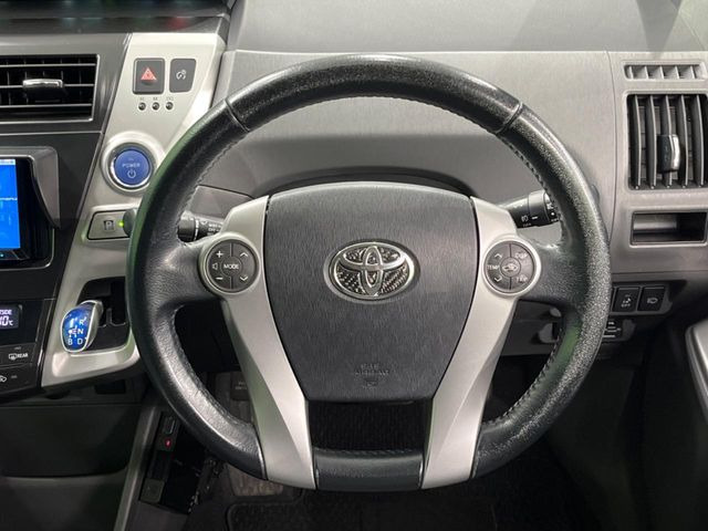 インテリアに合わせたデザインのステアリングは、運転される方のことも考え、運転しやすい形状、大きさです。是非一度、実際に触ってお確かめください。