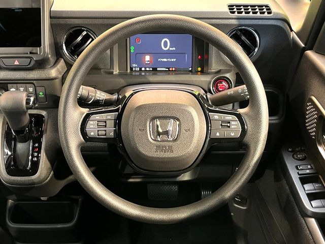 �C���e���A�ɍ��킹���f�U�C���̃X�e�A�����O�́A�^�]�������̂��Ƃ��l���A�^�]���₷���`��A�傫���ł��B�����x�A���ۂɐG���Ă��m���߂��������B