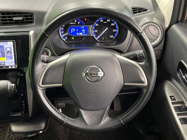 �C���e���A�ɍ��킹���f�U�C���̃X�e�A�����O�́A�^�]�������̂��Ƃ��l���A�^�]���₷���`��A�傫���ł��B�����x�A���ۂɐG���Ă��m���߂��������B