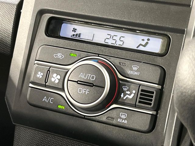 【オートライト】周りの明るさに応じて自動でヘッドライトの点灯・消灯ができる機能です!ライトの付け忘れ・消し忘れなどが無くなり、雨の日や夕方の走行も安心!トンネル通過時も便利ですね♪