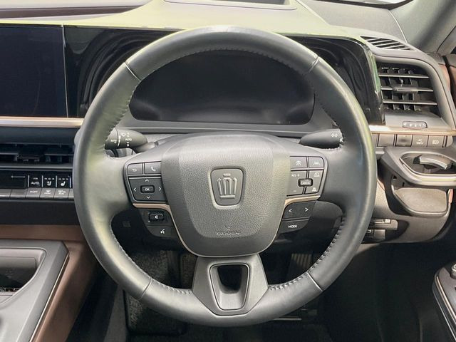 【ステアリングヒーター】冬場に冷たくなりやすい革巻きステアリングを、スイッチ一つで素早く適温に!エアコンよりも早く温まってくれるので、寒い日の運転も快適になりますね♪