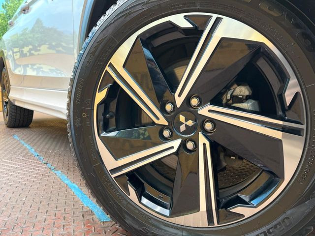 �y����18�C���`�A���~�z�C�[���z�O�ςɃ}�b�`���������A���~�z�C�[���𑕒����Ă���܂��B�e��ЊO�A���~�z�C�[����A�X�^�b�h���X�^�C�����戵�����Ă���܂��B���񂲑��k����������