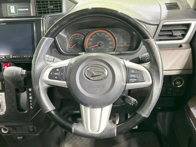 �C���e���A�ɍ��킹���f�U�C���̃X�e�A�����O�́A�^�]�������̂��Ƃ��l���A�^�]���₷���`��A�傫���ł��B�����x�A���ۂɐG���Ă��m���߂��������B