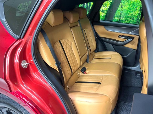 広々とした2列目シートは居住性が高く、居心地も快適!友達や家族とのお出かけにぴったりです。ベビーシートやチャイルドシート使用時も快適にお過ごしいただける十分な空間を確保しています。