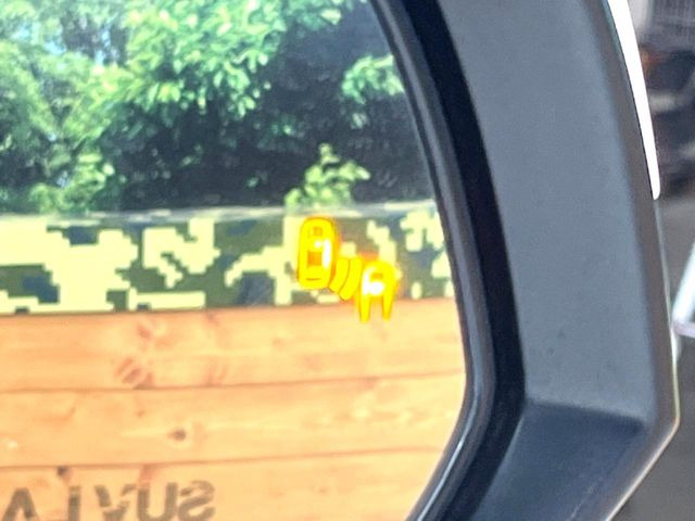 【ブラインドスポットモニター】走行中、ドアミラーの死角になりやすい箇所に後続車が接近するとサイドミラーのレンズに警告を表示!ドライバーに注意喚起をしてくれます。