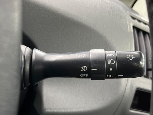 【オートライト】周りの明るさに応じて自動でヘッドライトの点灯・消灯ができる機能です!ライトの付け忘れ・消し忘れなどが無くなり、雨の日や夕方の走行も安心!トンネル通過時も便利ですね♪