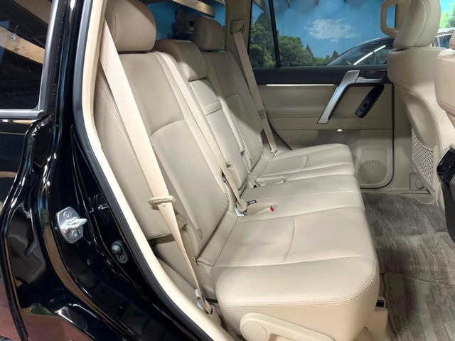 後部座席も気になるようなキズ・汚れやへたり等、大きなダメージはなく、良好な状態です。
