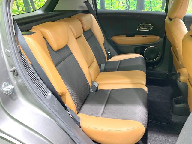後部座席も気になるようなキズ・汚れやへたり等、大きなダメージはなく、良好な状態です。