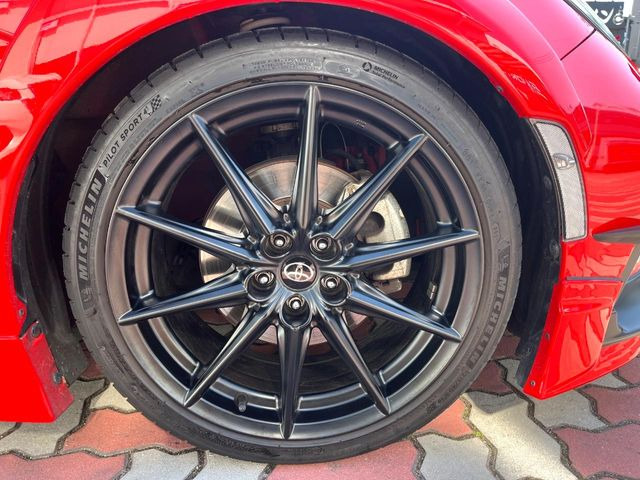 �y����18�C���`�A���~�z�C�[���z�O�ςɃ}�b�`���������A���~�z�C�[���𑕒����Ă���܂��B�e��ЊO�A���~�z�C�[����A�X�^�b�h���X�^�C�����戵�����Ă���܂��B���񂲑��k����������