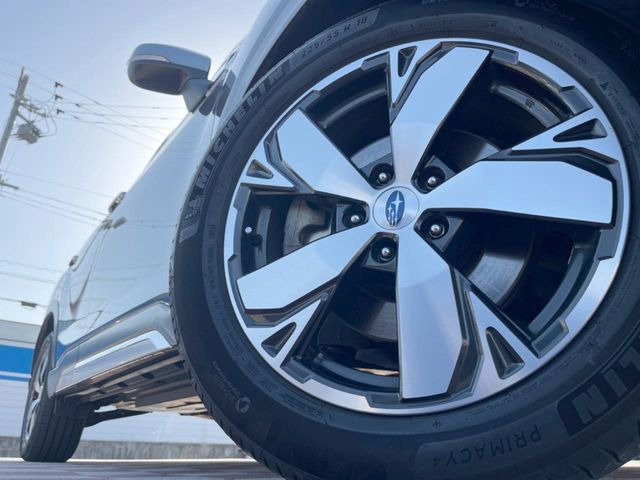 �y����18�C���`�A���~�z�C�[���z�O�ςɃ}�b�`���������A���~�z�C�[���𑕒����Ă���܂��B�e��ЊO�A���~�z�C�[����A�X�^�b�h���X�^�C�����戵�����Ă���܂��B���񂲑��k����������