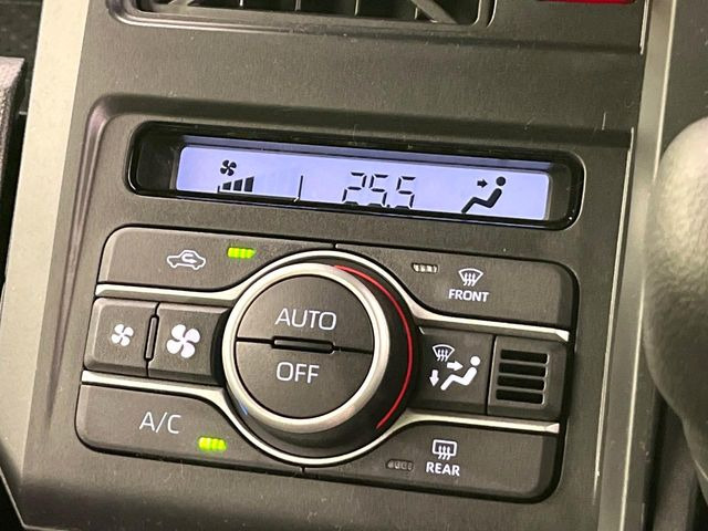 【オートエアコン】一度お好みの温度に設定すれば、車内の温度を検知し風量や温度を自動で調整。暑い&hellip;寒い&hellip;と何度もスイッチ操作をする必要はありません。快適な車内空間には必須の機能ですね♪