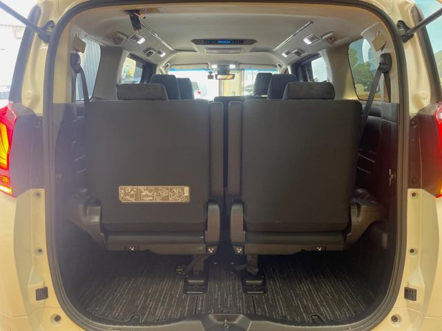 ���i�̂���������ʋ΁A���}���ɏ\���ȉ׎��X�y�[�X���m�ۂ��Ă���܂��B�Z�J���h�V�[�g��|���ƁA�傫�ȉו��̐ύڂ��\�ł���