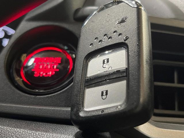 �yHonda�X�}�[�g�L�[�z�J�o����|�P�b�g�ɓ��ꂽ�܂܂ł��h�A�̎{���E�������\�ȃX�}�[�g�L�[�𑕔��B�G���W���̃I���E�I�t�����J�M�����o���K�v����������Ƃ��Ă��֗��ł���