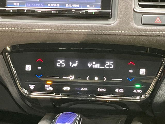 【左右独立型フルオートエアコン】運転席と助手席でそれぞれお好みの温度に設定可能。同乗者にも配慮した、快適な空調をお届け致します。