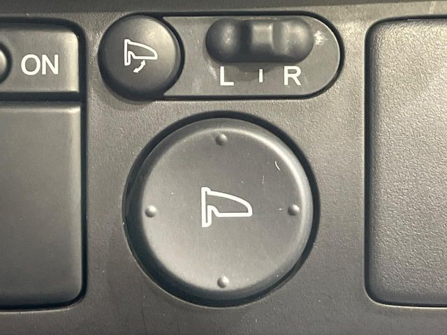 �y�d���i�[�~���[�z�T�C�h�~���[�͓d���i�[���ƂȂ��Ă���A�������ԏ�ł��L�Y�������X�N��}�����܂��B