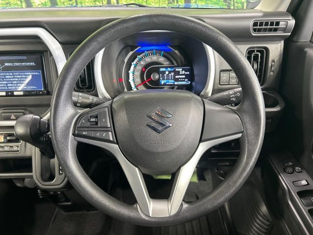 �C���e���A�ɍ��킹���f�U�C���̃X�e�A�����O�́A�^�]�������̂��Ƃ��l���A�^�]���₷���`��A�傫���ł��B�����x�A���ۂɐG���Ă��m���߂��������B