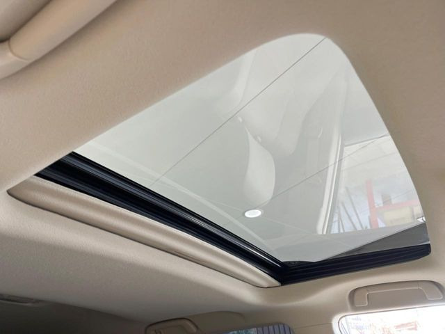【サンルーフ】開放感たっぷりの希少装備、サンルーフが装着されています!車内に明かりを取り入れたり景色を楽しむ以外にも、車内の空気も簡単に換気できて快適です!
