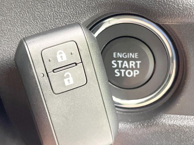 【キーレススタートシステム】カバンやポケットに入れたままでもドアの施錠・解錠が可能なスマートキーを装備。エンジンのオン・オフ時もカギを取り出す必要が無いからとっても便利です♪