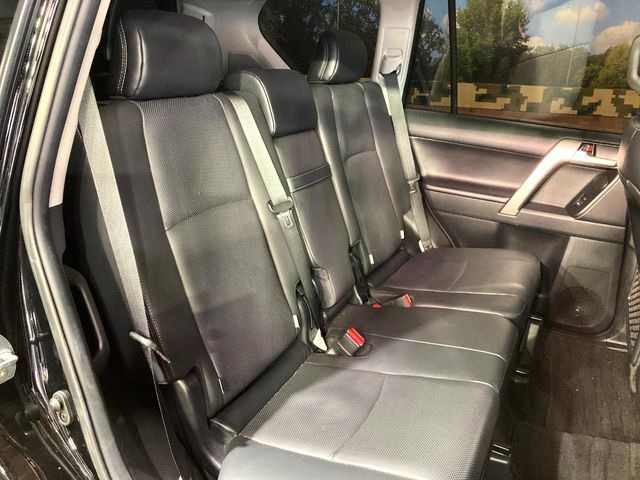 広々とした2列目シートは居住性が高く、居心地も快適!友達や家族とのお出かけにぴったりです。ベビーシートやチャイルドシート使用時も快適にお過ごしいただける十分な空間を確保しています。