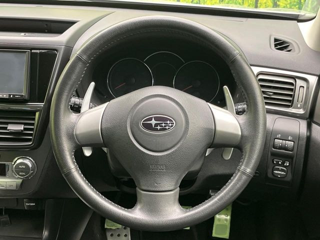 �C���e���A�ɍ��킹���f�U�C���̃X�e�A�����O�́A�^�]�������̂��Ƃ��l���A�^�]���₷���`��A�傫���ł��B�����x�A���ۂɐG���Ă��m���߂��������B