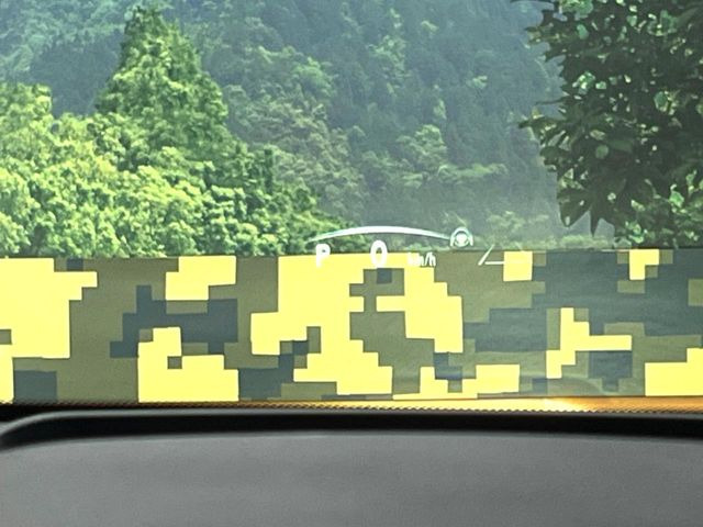 �y�J���[�w�b�h�A�b�v�f�B�X�v���C�z���݂̑��x�⑖�s�����f�W�^���\���ŉ^�]�ȑO���̃K���X�ɓ��e!�J���[�t���Ŏ��F���������A�^�]���ڐ������炳���K�v�ȏ����m�F�ł���̂łƂ��Ă��֗��ň��S!