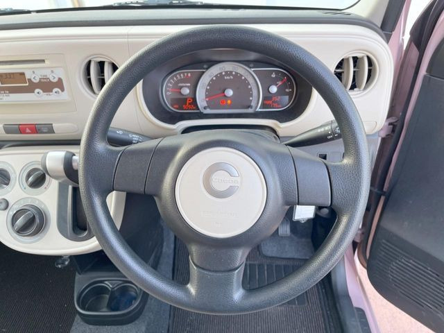 �C���e���A�ɍ��킹���f�U�C���̃X�e�A�����O�́A�^�]�������̂��Ƃ��l���A�^�]���₷���`��A�傫���ł��B�����x�A���ۂɐG���Ă��m���߂��������B