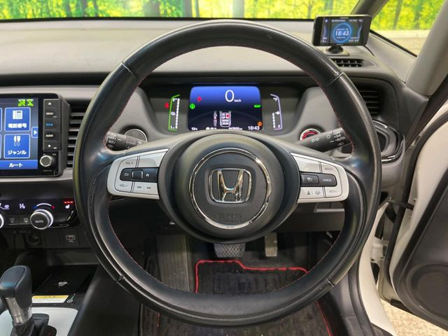 【ホンダセンシング】走行中に前方の車両等を認識し、衝突しそうな時は警報とブレーキで衝突回避と被害軽減をアシスト。より安全にドライブをお楽しみいただけます。