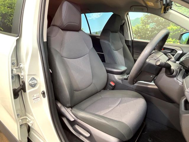 運転席まわりには十分なスペースがあり、大柄な方でもゆったり運転していただける環境です。