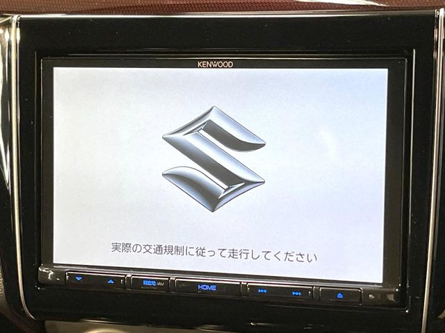 【純正ナビ】人気の純正ナビを装備しております。ナビの使いやすさはもちろん、オーディオ機能も充実!キャンプや旅行はもちろん、通勤や買い物など普段のドライブも楽しくなるはず♪