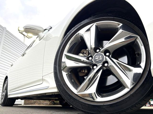 【純正18インチアルミホイール】外観にマッチした純正アルミホイールを装着しております。各種社外アルミホイールや、スタッドレスタイヤも取扱いしております。是非ご相談ください♪