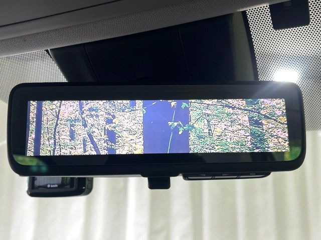 【デジタルインナーミラー】後席の大きな荷物や同乗者で後方が確認しづらい時でも安心!カメラが撮影した車両後方の映像をルームミラー内に表示。クリアな視界で状況の確認が可能です!