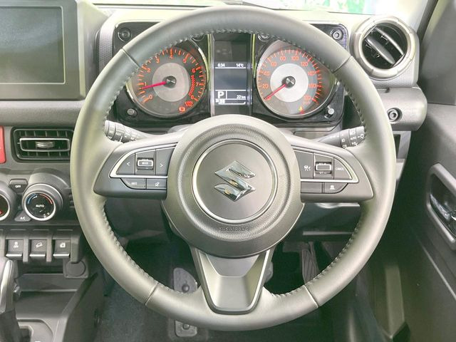 【純正革巻きステアリング】上質な革を使用することで、手にしっかり馴染みとても運転しやすいハンドルです♪