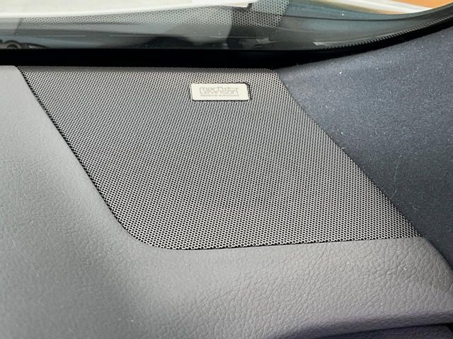 �y�}�[�N���r���\���T�E���h�V�X�e���z���[�J�[�I�v�V�����̍��i�ʃT�E���h�V�X�e���𓋍ځB��p�̃`���[�j���O���{���ꂽ�召�l�X�ȃX�s�[�J�[����ǎ��ȃT�E���h���t�ł��A�Տꊴ���ӂ�鉹����Ԃ����o���܂��B