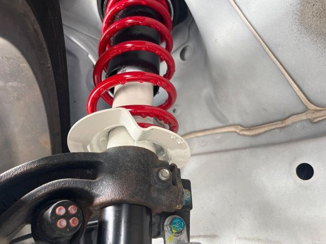 �y���f���[���T�X�y���V�����z�X�^�C���b�V���Ȍ����ڂƂȂ��Ă���܂��B�ԗ��̏d�S�������鎖�ŁA���s���̈��萫�����サ�܂���