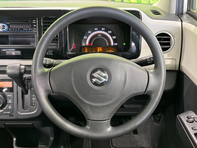 �C���e���A�ɍ��킹���f�U�C���̃X�e�A�����O�́A�^�]�������̂��Ƃ��l���A�^�]���₷���`��A�傫���ł��B�����x�A���ۂɐG���Ă��m���߂��������B